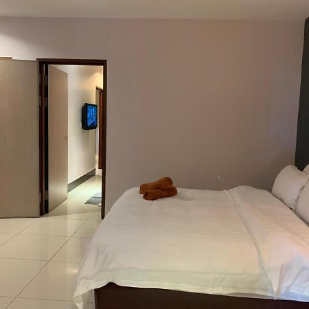 The Room Hotel Miri Exterior foto