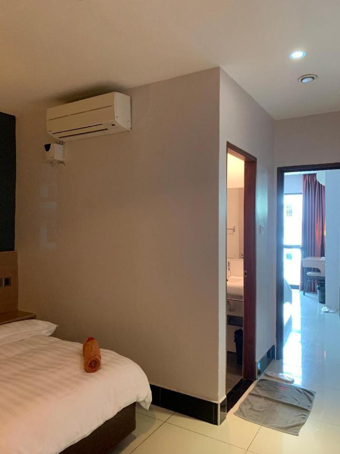 The Room Hotel Miri Exterior foto