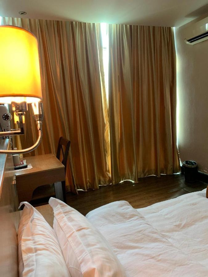 The Room Hotel Miri Exterior foto