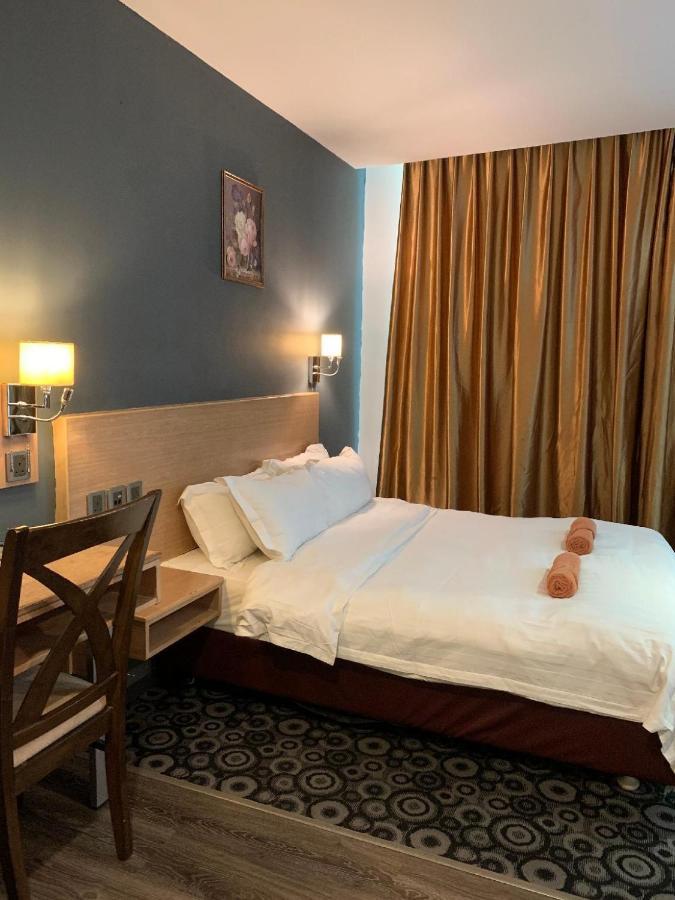 The Room Hotel Miri Exterior foto