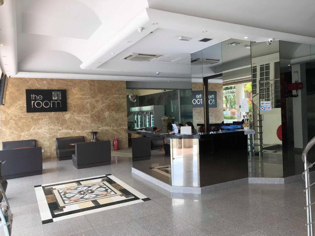 The Room Hotel Miri Exterior foto