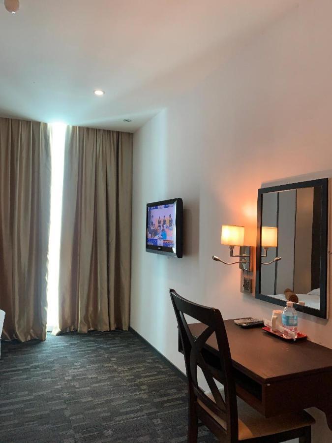 The Room Hotel Miri Exterior foto