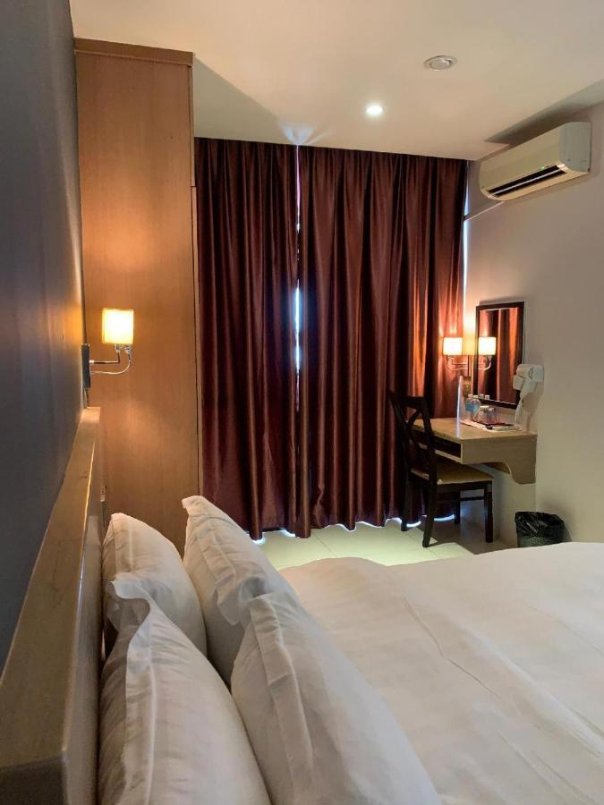 The Room Hotel Miri Exterior foto