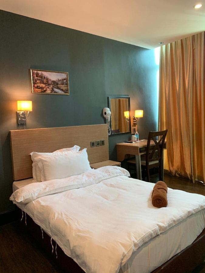 The Room Hotel Miri Exterior foto