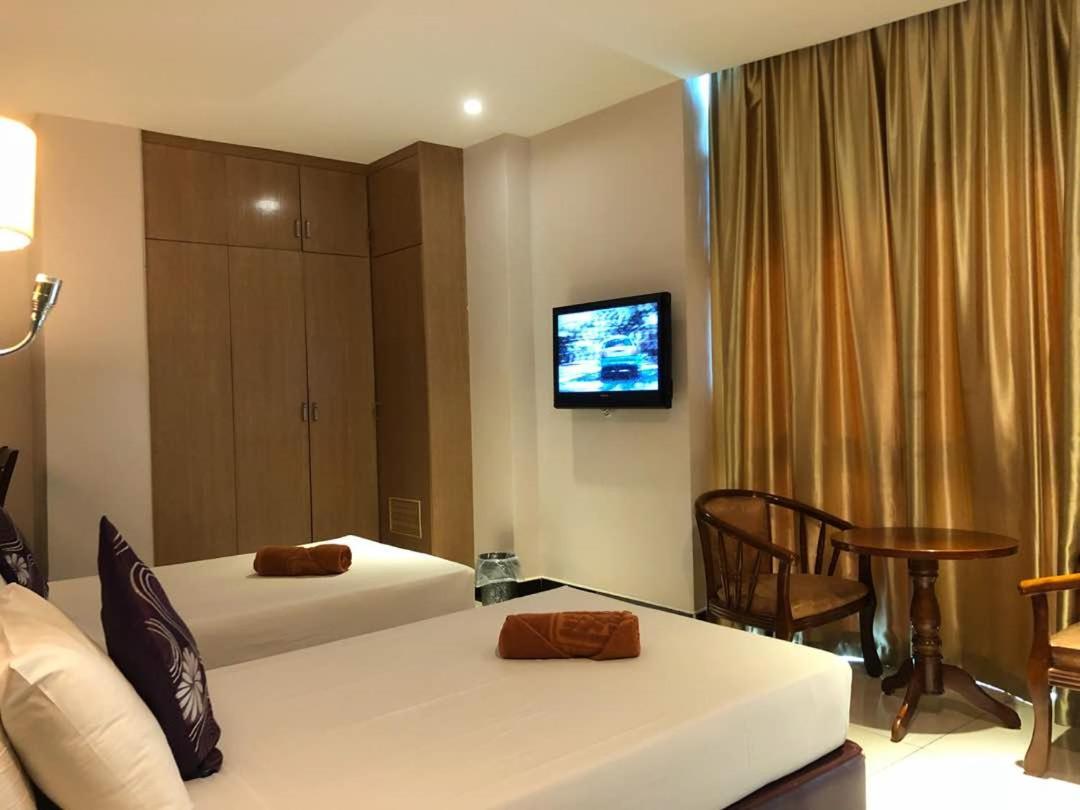 The Room Hotel Miri Exterior foto